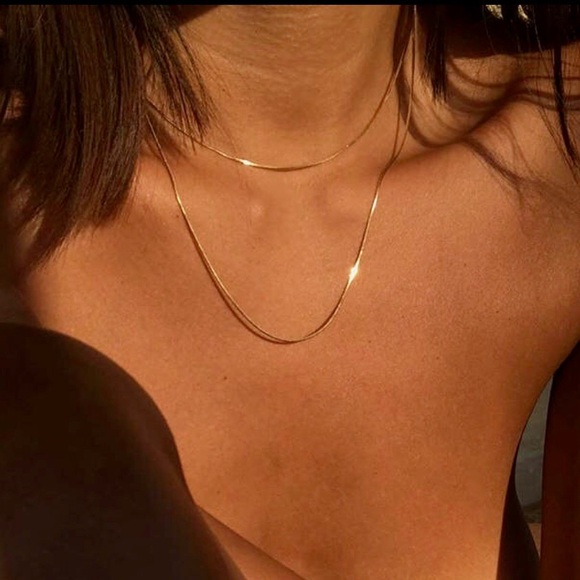 Thin 18k Gold Short Chain Necklace - Picture 4 of 5